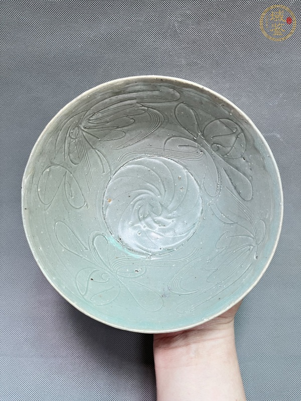 古玩龍泉青瓷刻花碗真品鑒賞圖
