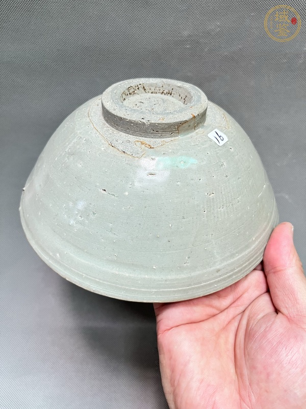 古玩陶瓷龍泉青瓷刻花碗真品鑒賞圖