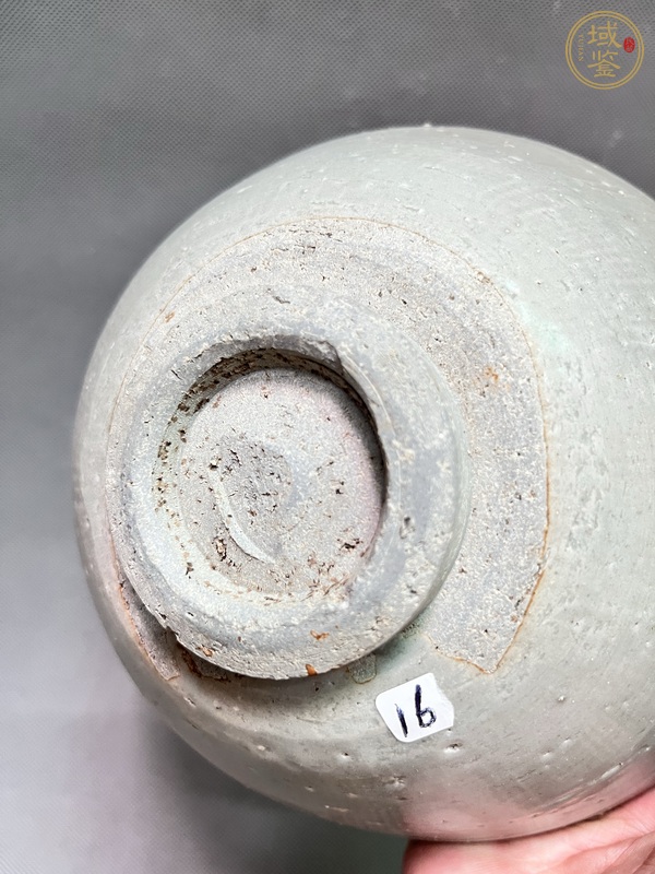 古玩陶瓷龍泉青瓷刻花碗真品鑒賞圖