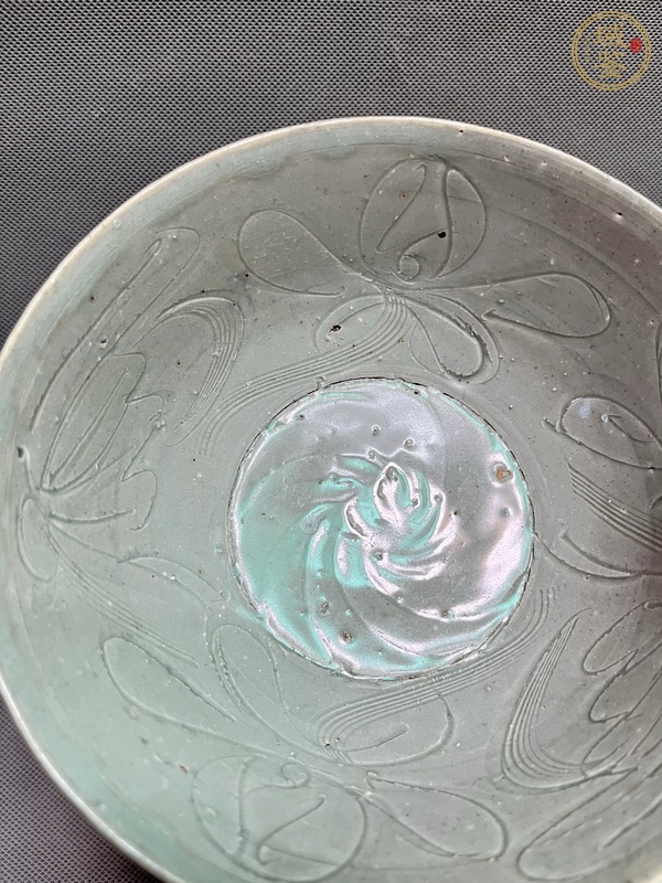 古玩陶瓷龍泉青瓷刻花碗真品鑒賞圖