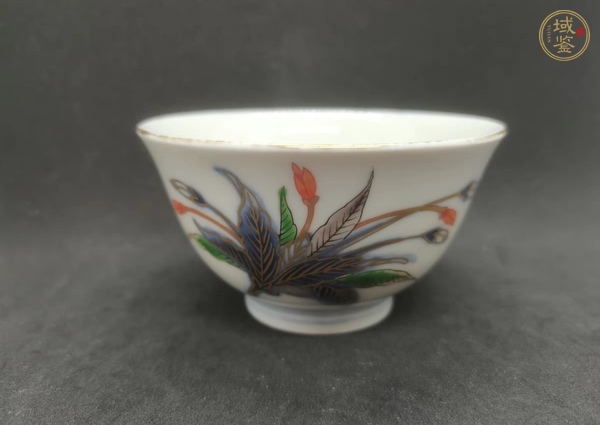 古玩陶瓷花卉紋斗彩杯真品鑒賞圖