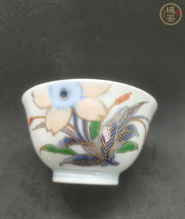 古玩陶瓷花卉紋斗彩杯真品鑒賞圖