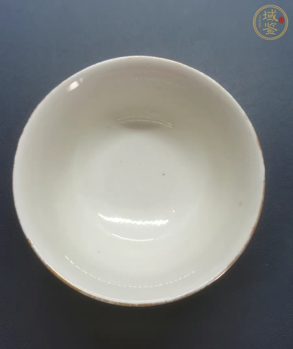 古玩陶瓷花卉紋斗彩杯真品鑒賞圖
