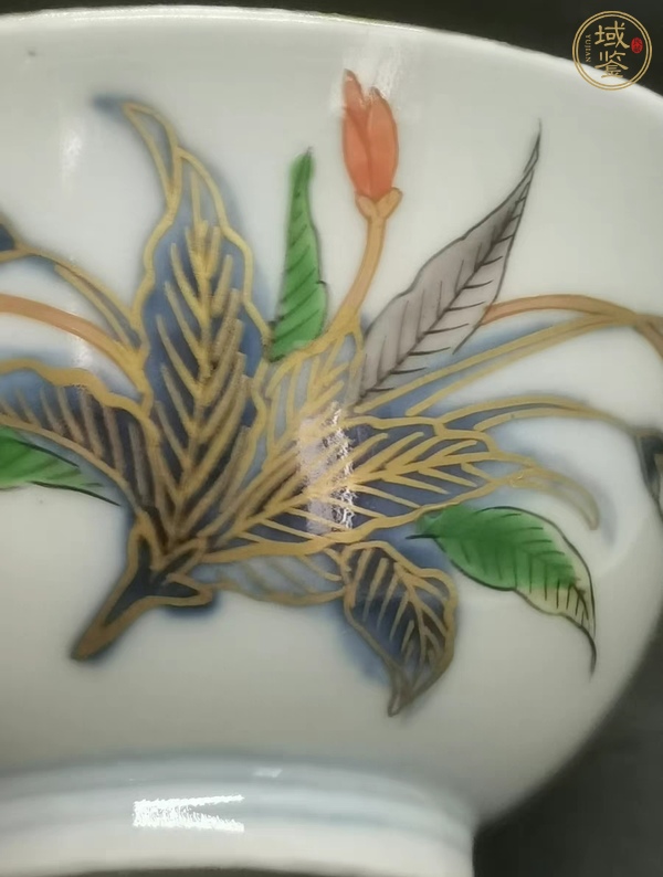 古玩陶瓷花卉紋斗彩杯真品鑒賞圖