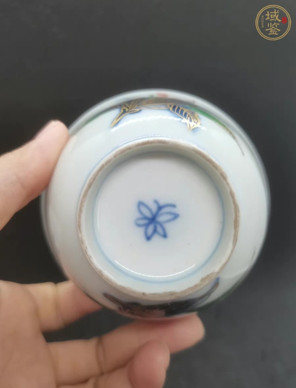 古玩陶瓷花卉紋斗彩杯真品鑒賞圖