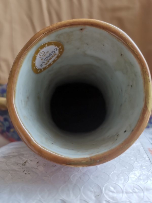 古玩陶瓷清晚·藍地粉彩開窗人物花鳥紋抱月瓶拍賣，當前價格46800元