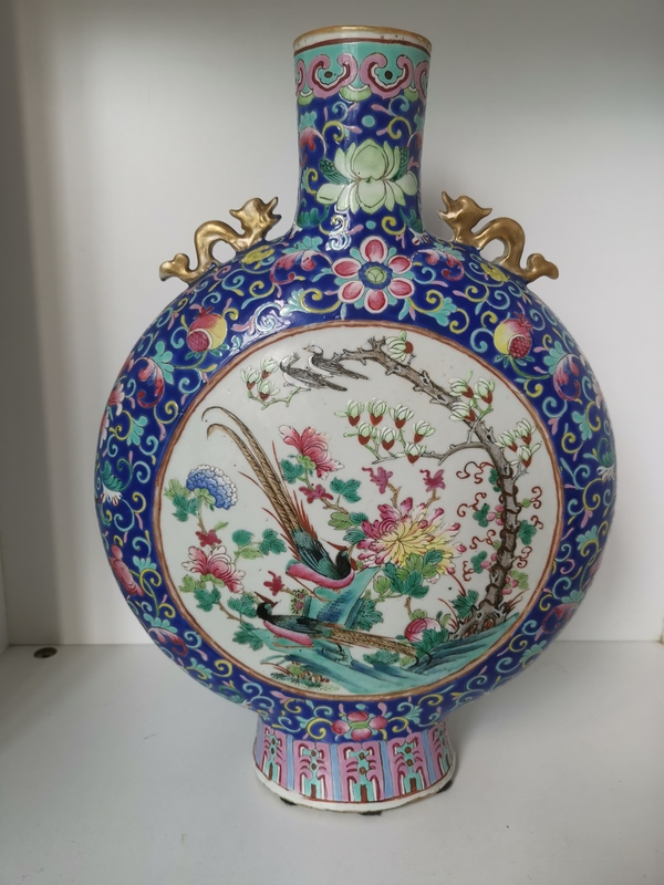 古玩陶瓷清晚·藍地粉彩開窗人物花鳥紋抱月瓶拍賣，當前價格46800元