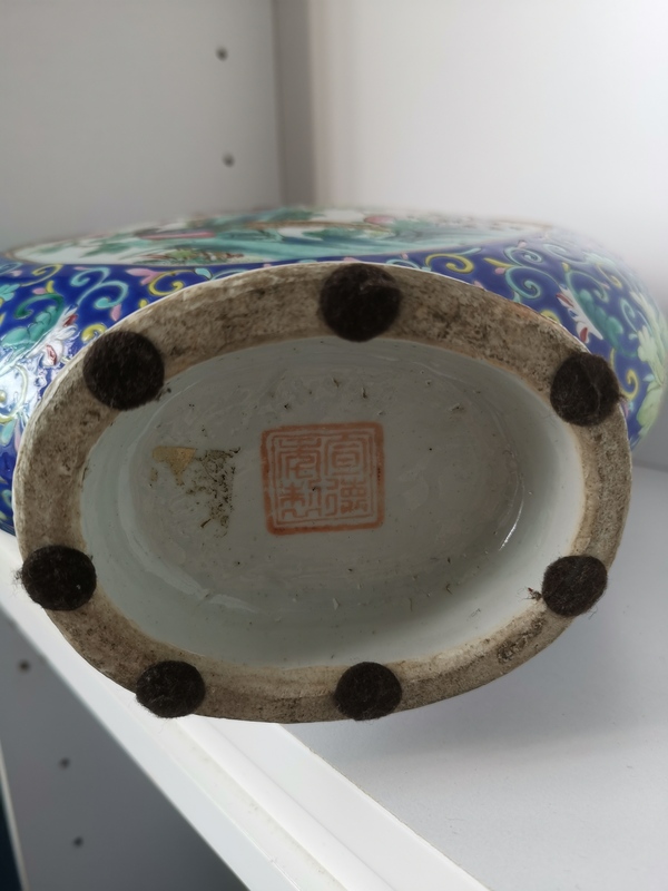 古玩陶瓷清晚·藍地粉彩開窗人物花鳥紋抱月瓶拍賣，當前價格46800元