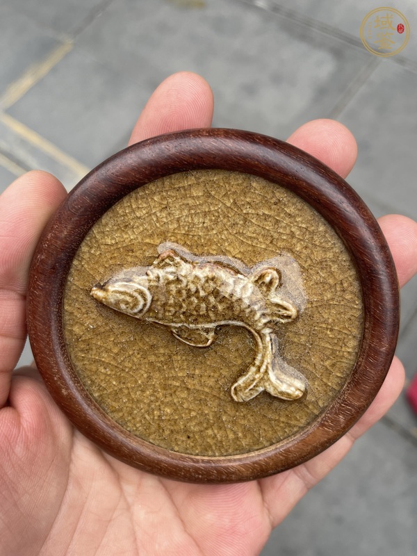 古玩陶瓷龍泉窯青釉鱖魚飾品真品鑒賞圖