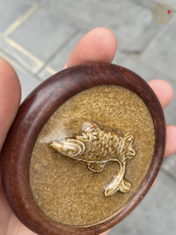 古玩陶瓷龍泉窯青釉鱖魚飾品真品鑒賞圖