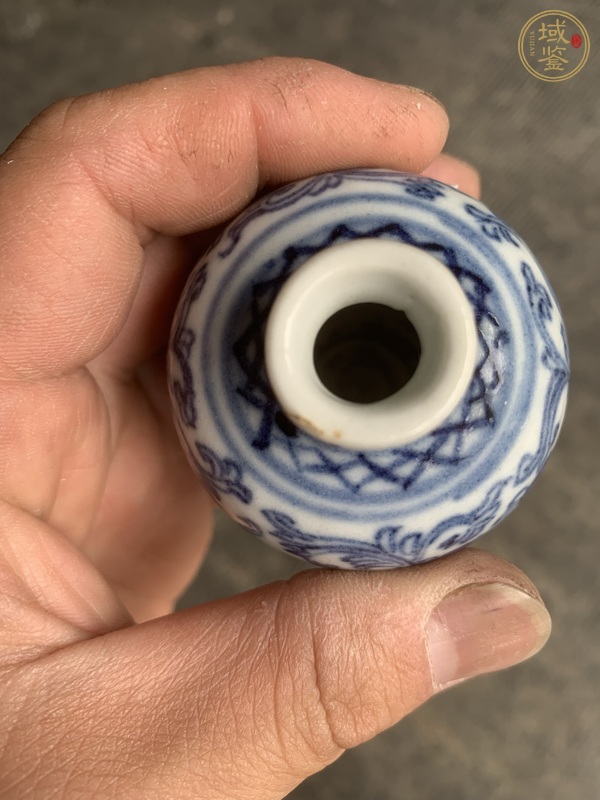 古玩陶瓷纏枝花卉青花鼻煙壺真品鑒賞圖
