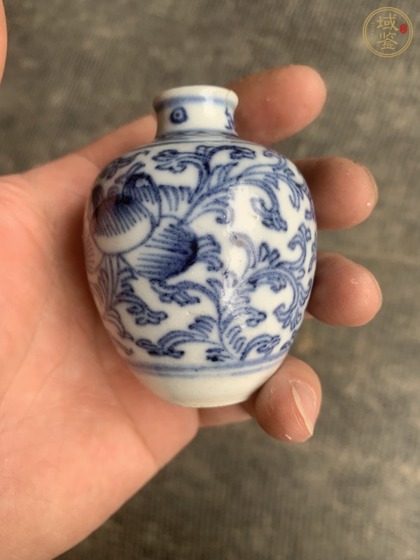 古玩陶瓷纏枝花卉青花鼻煙壺真品鑒賞圖