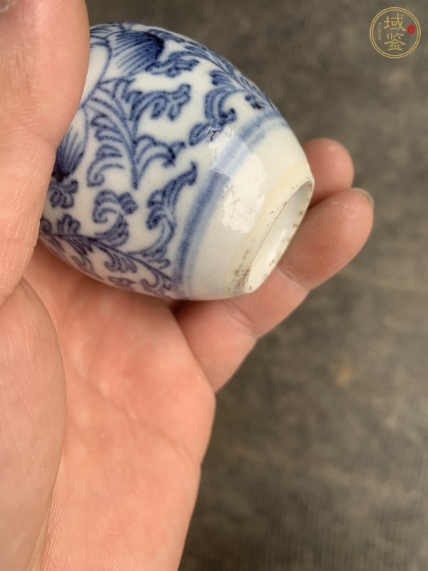 古玩陶瓷纏枝花卉青花鼻煙壺真品鑒賞圖