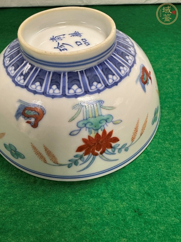 古玩陶瓷斗彩蓮池鴛鴦紋碗真品鑒賞圖