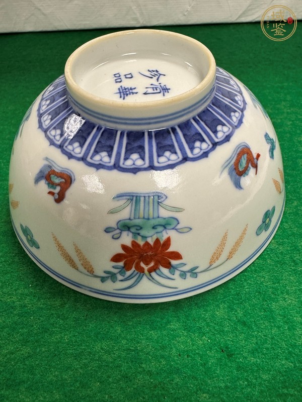 古玩陶瓷斗彩蓮池鴛鴦紋碗真品鑒賞圖