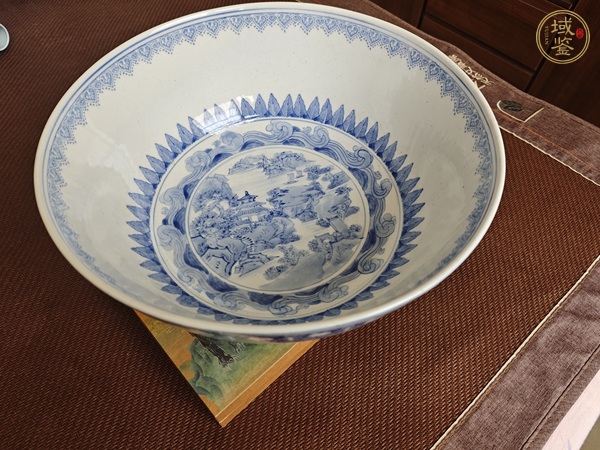 古玩陶瓷花卉紋青花加彩碗真品鑒賞圖