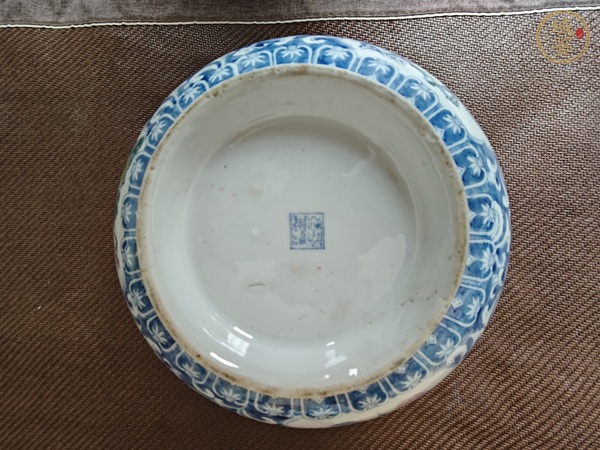 古玩陶瓷花卉紋青花加彩碗真品鑒賞圖