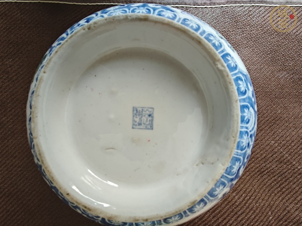 古玩陶瓷花卉紋青花加彩碗真品鑒賞圖