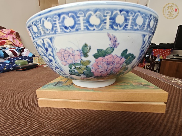 古玩陶瓷花卉紋青花加彩碗真品鑒賞圖