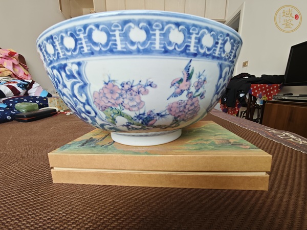 古玩陶瓷花卉紋青花加彩碗真品鑒賞圖