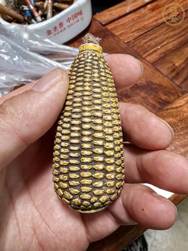 古玩陶瓷黃釉玉米型鼻煙壺真品鑒賞圖