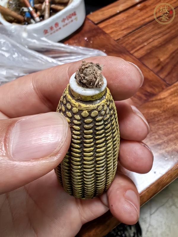 古玩陶瓷黃釉玉米型鼻煙壺真品鑒賞圖