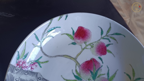 古玩陶瓷桃紋粉彩盤真品鑒賞圖