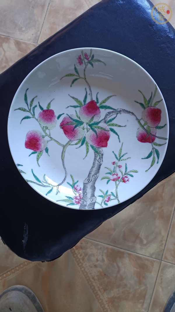 古玩陶瓷桃紋粉彩盤真品鑒賞圖