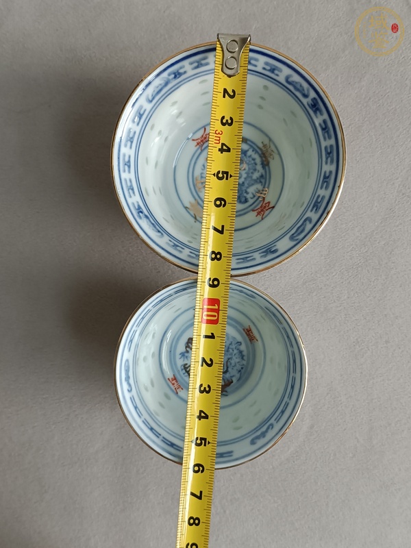 古玩陶瓷青花礬紅彩玲瓏紋杯真品鑒賞圖