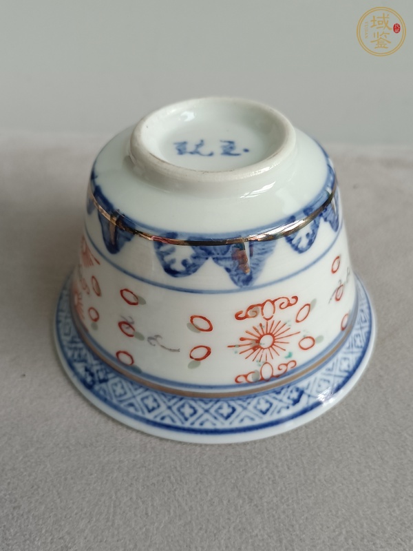 古玩陶瓷青花礬紅彩玲瓏紋杯真品鑒賞圖