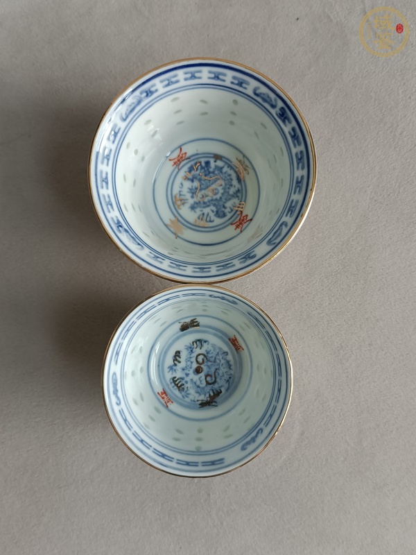 古玩陶瓷青花礬紅彩玲瓏紋杯真品鑒賞圖