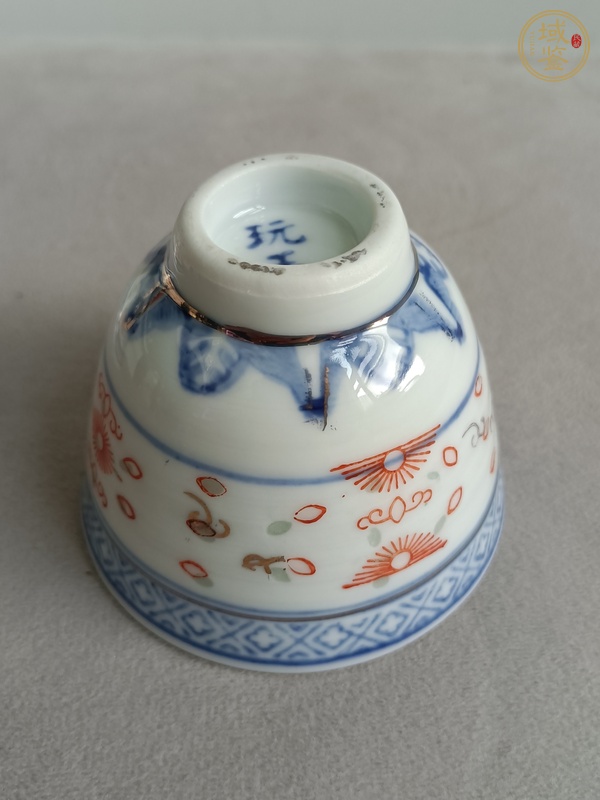 古玩陶瓷青花礬紅彩玲瓏紋杯真品鑒賞圖
