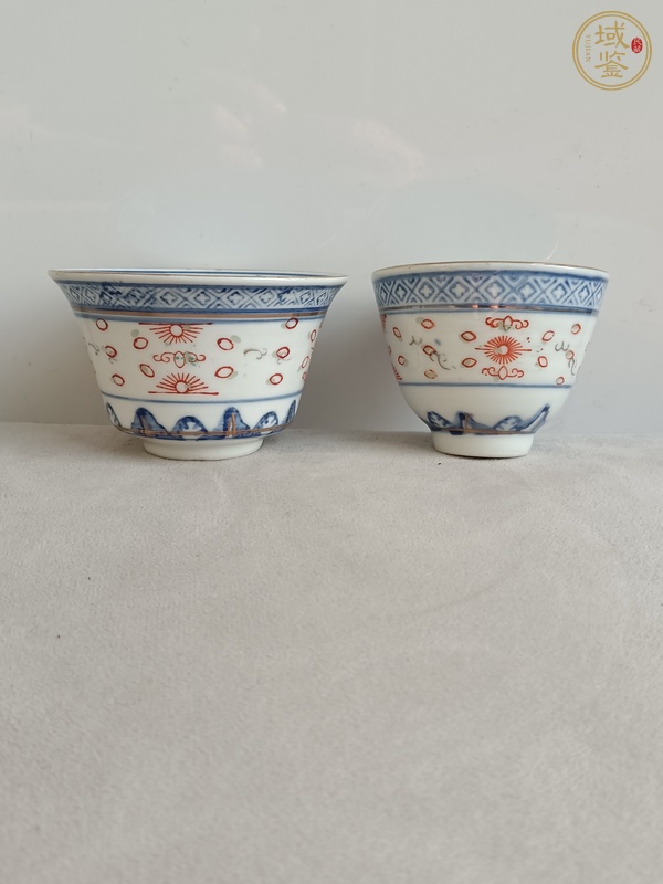 古玩陶瓷青花礬紅彩玲瓏紋杯真品鑒賞圖