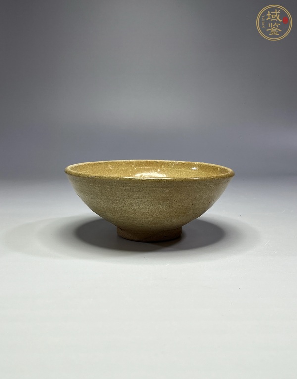 古玩龍泉窯系米黃釉碗真品鑒賞圖
