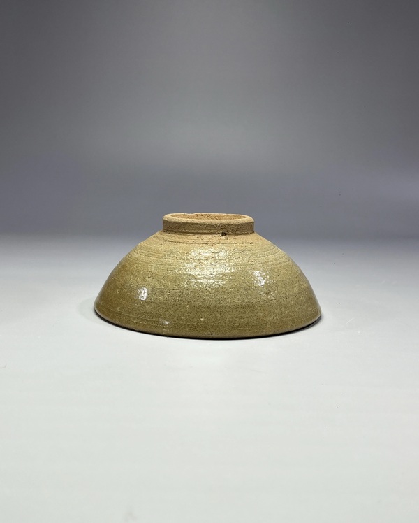 古玩陶瓷龍泉窯系米黃釉碗拍賣，當(dāng)前價(jià)格500元