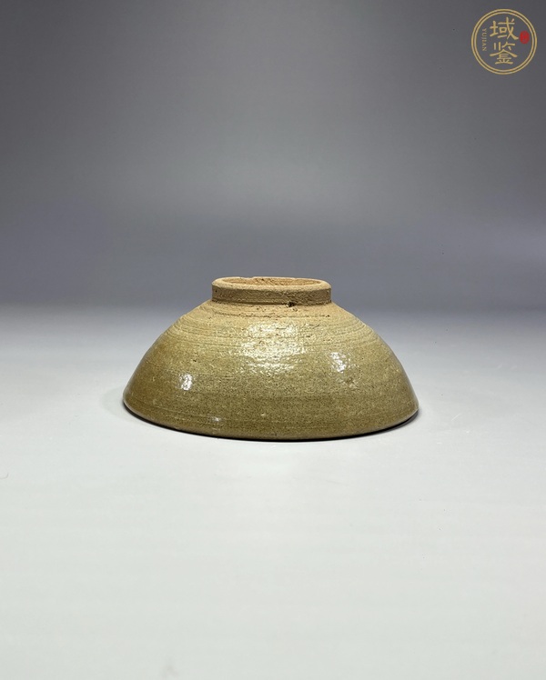 古玩陶瓷龍泉窯系米黃釉碗真品鑒賞圖