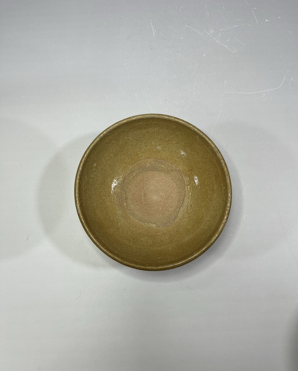 古玩陶瓷龍泉窯系米黃釉碗拍賣，當(dāng)前價(jià)格500元