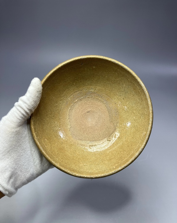 古玩陶瓷龍泉窯系米黃釉碗拍賣，當(dāng)前價(jià)格500元