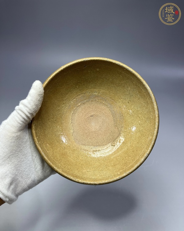 古玩陶瓷龍泉窯系米黃釉碗真品鑒賞圖