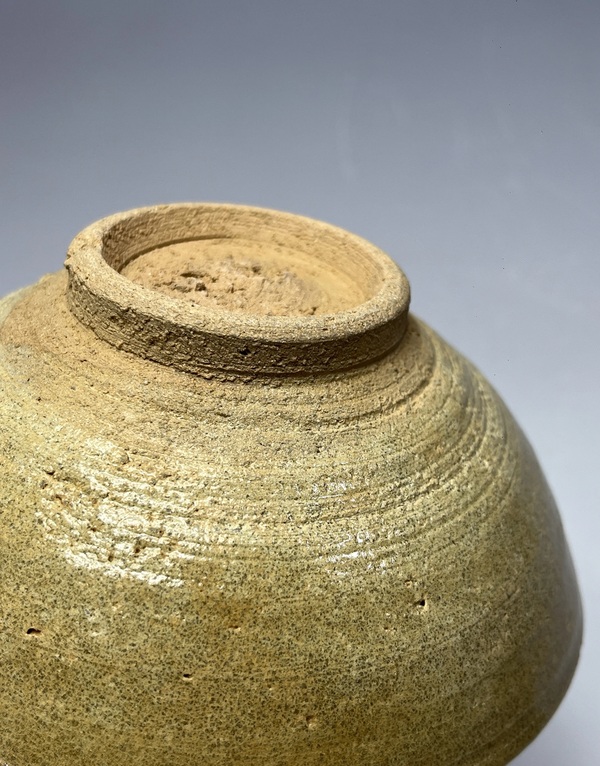 古玩陶瓷龍泉窯系米黃釉碗拍賣，當(dāng)前價(jià)格500元