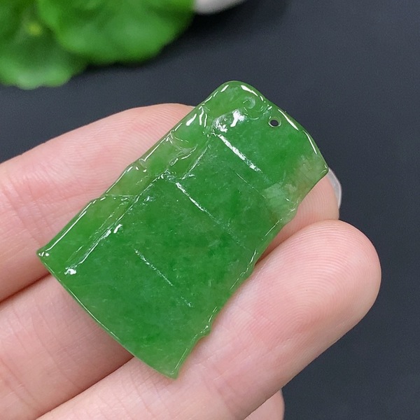 古玩玉器290天然翡翠節節高升掛件 貨品總重量約6克配證書拍賣，當前價格450元
