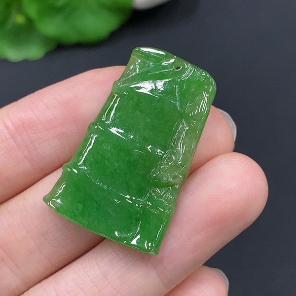 古玩玉器290天然翡翠節節高升掛件 貨品總重量約6克配證書拍賣，當前價格450元