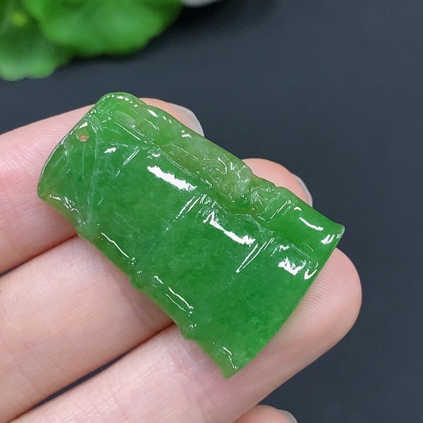 古玩玉器290天然翡翠節節高升掛件 貨品總重量約6克配證書拍賣，當前價格450元