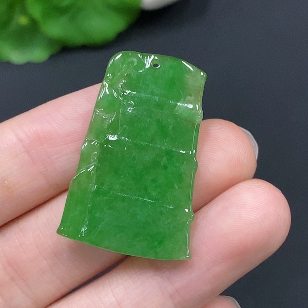 古玩玉器290天然翡翠節節高升掛件 貨品總重量約6克配證書拍賣，當前價格450元