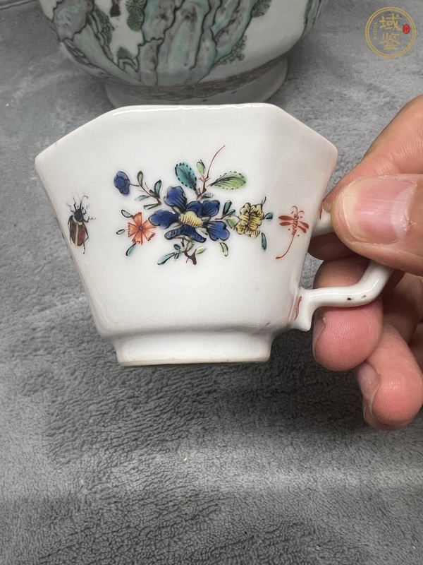 古玩陶瓷蟲草紋彩繪執(zhí)杯真品鑒賞圖