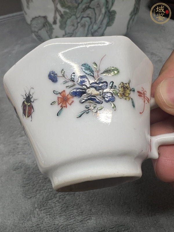 古玩陶瓷蟲草紋彩繪執(zhí)杯真品鑒賞圖