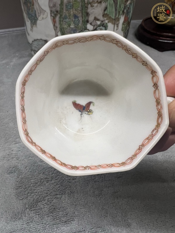 古玩陶瓷蟲草紋彩繪執(zhí)杯真品鑒賞圖