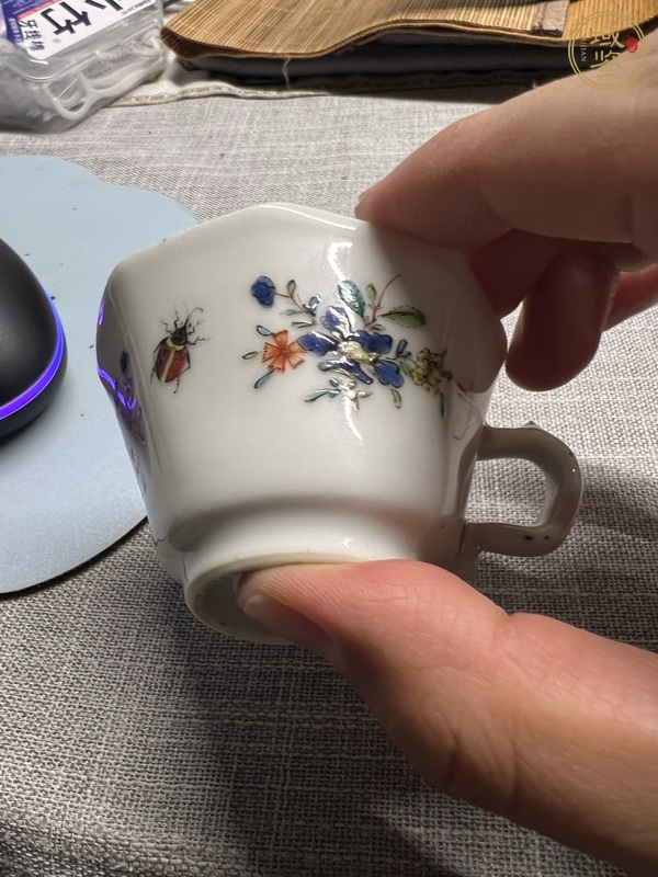 古玩陶瓷蟲草紋彩繪執(zhí)杯真品鑒賞圖