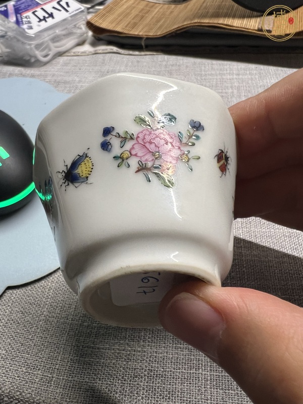 古玩陶瓷蟲草紋彩繪執(zhí)杯真品鑒賞圖