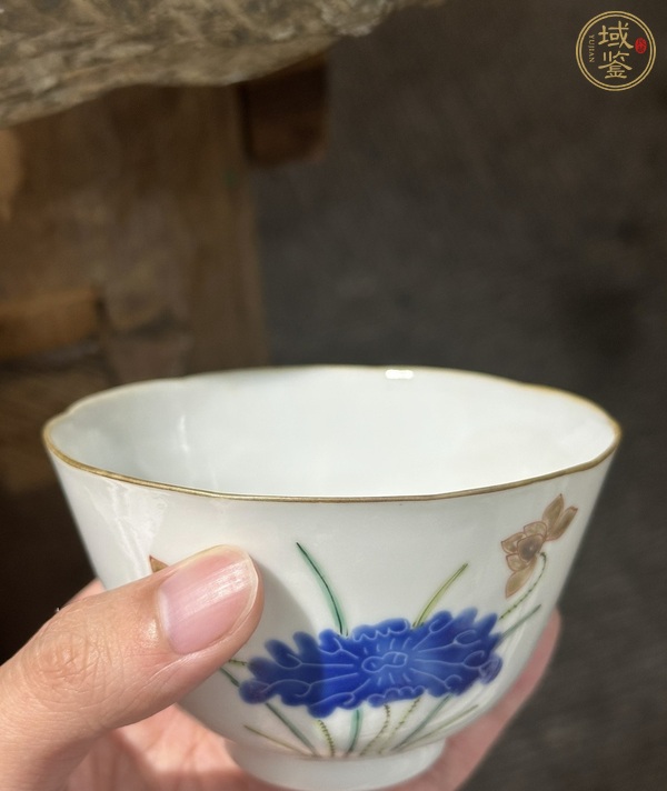古玩陶瓷花卉紋粉彩杯真品鑒賞圖